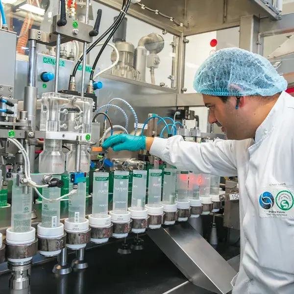 Personne dans un laboratoire industriel